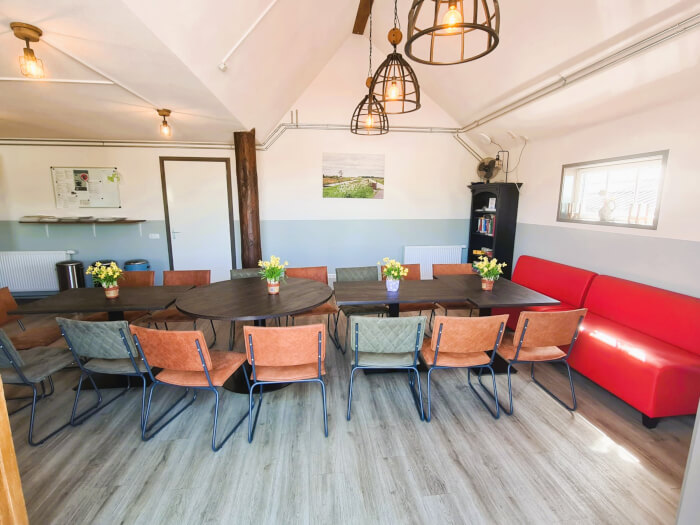 Groepsaccommodatie in De Veenhoop (Friesland) voor 15 personen met 6 slaapkamers en 6 badkamers.