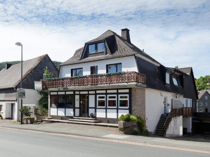 Groepsaccommodatie in Winterberg (Noordrijn-Westfalen) voor 16 personen met 8 slaapkamers en 5 badkamers.