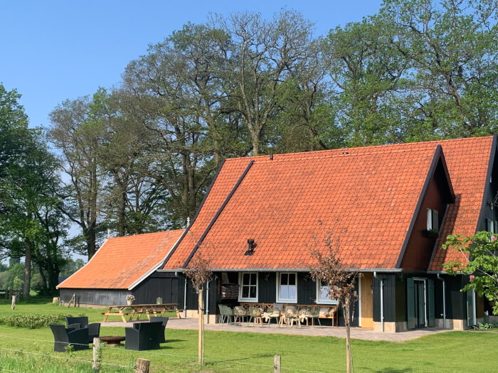 Groepsaccommodatie in Zenderen (Overijssel) voor 25 personen met 14 slaapkamers en 14 badkamers.
