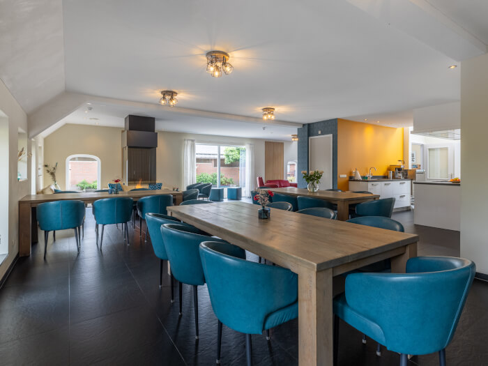 Groepsaccommodatie in Holten (Overijssel) voor 15 personen met 6 slaapkamers en 5 badkamers.