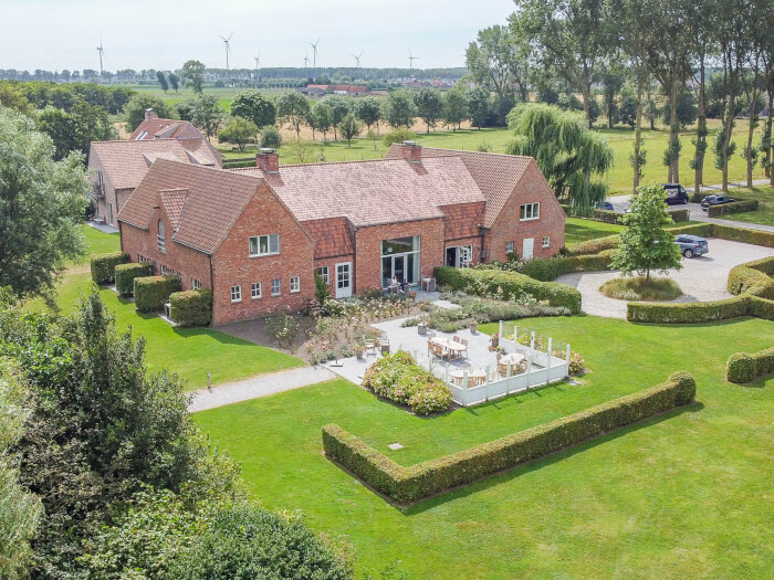 Groepsaccommodatie in Knokke (Zeeland) voor 40 personen met 18 slaapkamers en 18 badkamers.