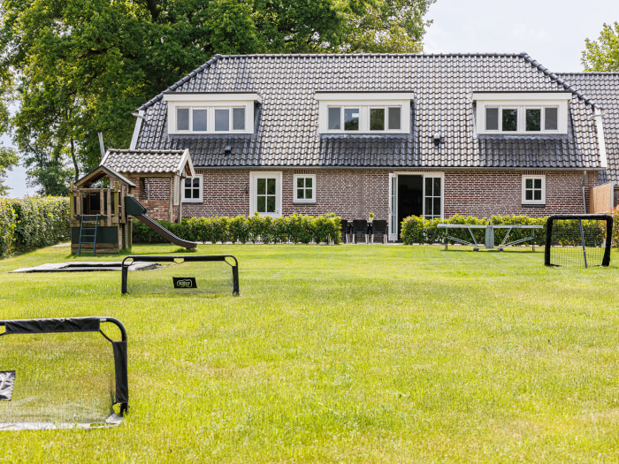 Groepsaccommodatie in Eibergen (Gelderland) voor 12 personen met 5 slaapkamers en 5 badkamers.