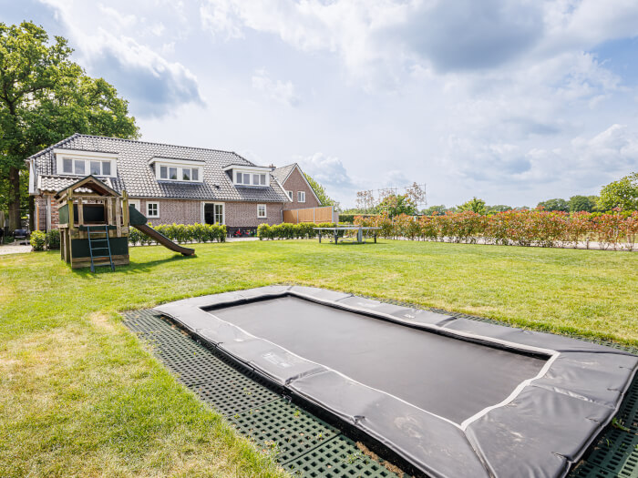 Groepsaccommodatie in Eibergen (Gelderland) voor 12 personen met 5 slaapkamers en 5 badkamers.