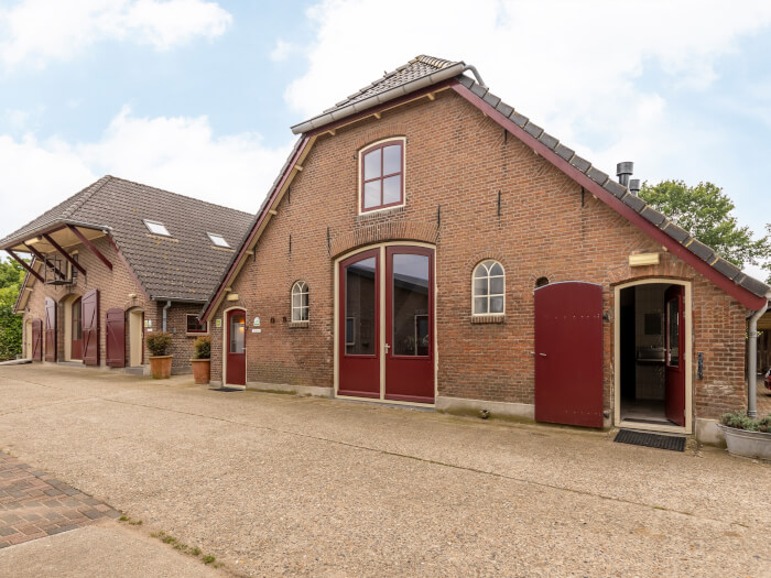 Groepsaccommodatie in Echteld (Gelderland) voor 34 personen met 12 slaapkamers en 5 badkamers.