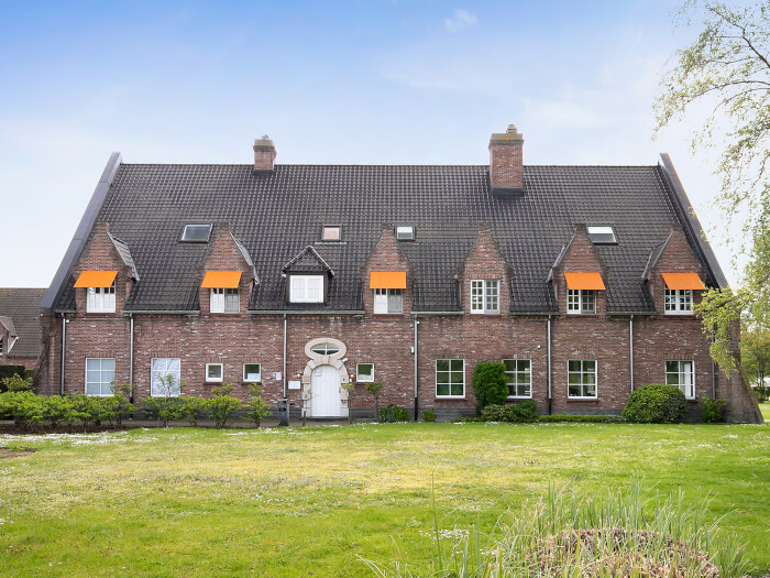 Groepsaccommodatie in Sas van Gent (Zeeland) voor 53 personen met 26 slaapkamers en 23 badkamers.