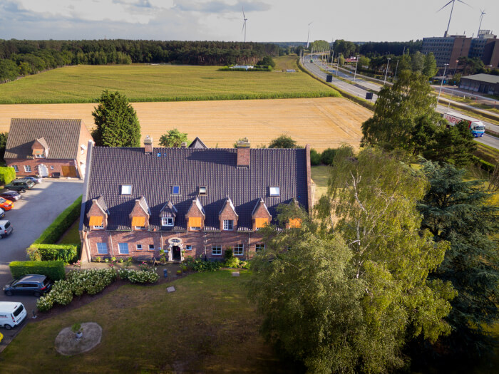 Groepsaccommodatie in Sas van Gent (Zeeland) voor 53 personen met 26 slaapkamers en 23 badkamers.