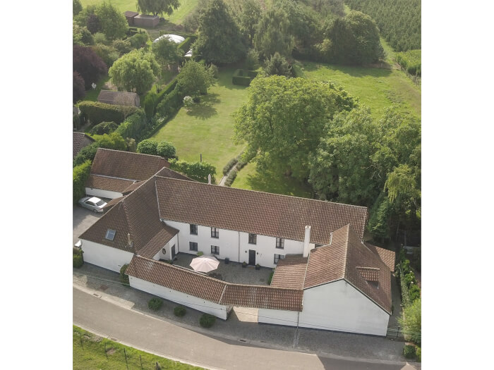 Groepsaccommodatie in Alken (Limburg) voor 22 personen met 8 slaapkamers en 4 badkamers.