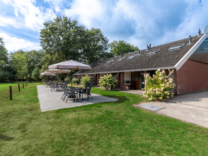 Groepsaccommodatie in Hezingen (Overijssel) voor 12 personen met 6 slaapkamers en 3 badkamers.