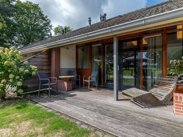 Groepsaccommodatie in Hezingen (Overijssel) voor 12 personen met 6 slaapkamers en 3 badkamers.