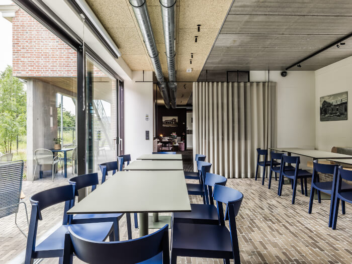 Groepsaccommodatie in Ertvelde (Zeeland) voor 21 personen met 10 slaapkamers en 10 badkamers.