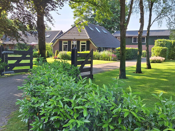 Groepsaccommodatie in Dalfsen (Overijssel) voor 22 personen met 6 slaapkamers en 5 badkamers.