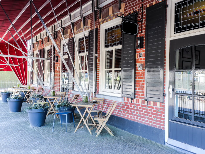 Groepsaccommodatie in Hilvarenbeek (Noord-Brabant) voor 22 personen met 11 slaapkamers en 7 badkamers.