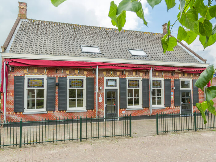 Groepsaccommodatie in Hilvarenbeek (Noord-Brabant) voor 22 personen met 11 slaapkamers en 7 badkamers.