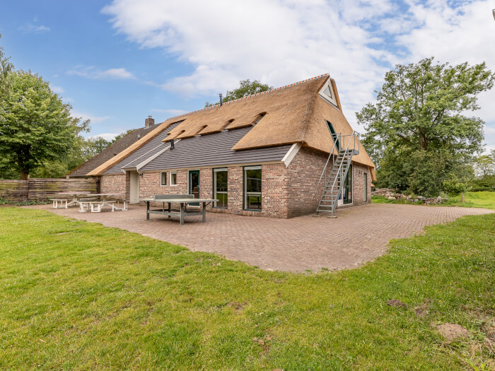 Groepsaccommodatie in IJhorst (Overijssel) voor 25 personen met 4 slaapkamers en 3 badkamers.