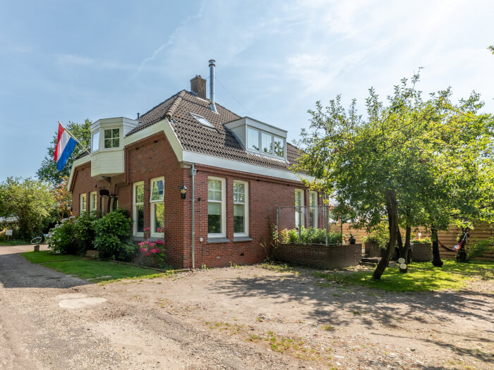 Groepsaccommodatie in Zoutkamp (Groningen) voor 10 personen met 5 slaapkamers en 2 badkamers.