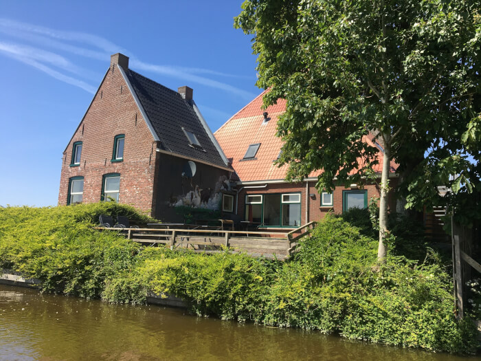 Groepsaccommodatie in St.-Annaparochie (Friesland) voor 16 personen met 8 slaapkamers en 4 badkamers.