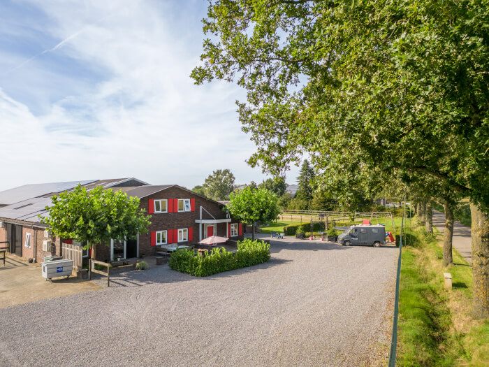 Groepsaccommodatie in Venhorst (Noord-Brabant) voor 14 personen met 5 slaapkamers en 3 badkamers.