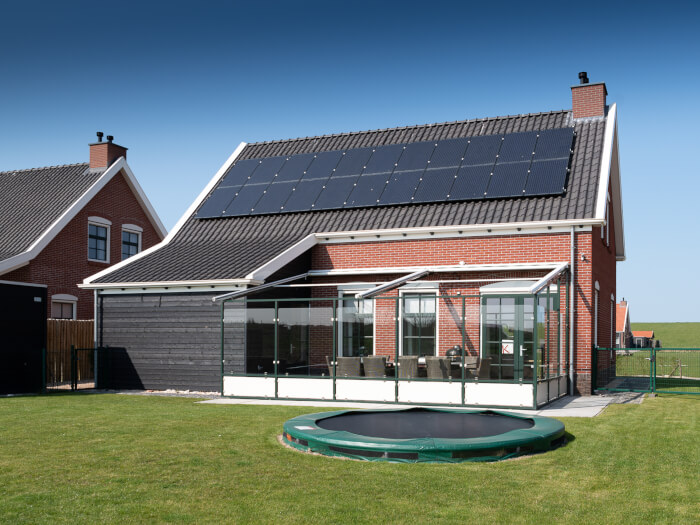 Groepsaccommodatie in Colijnsplaat (Zeeland) voor 20 personen met 10 slaapkamers en 6 badkamers.