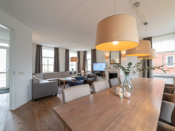 Groepsaccommodatie in Colijnsplaat (Zeeland) voor 20 personen met 10 slaapkamers en 6 badkamers.