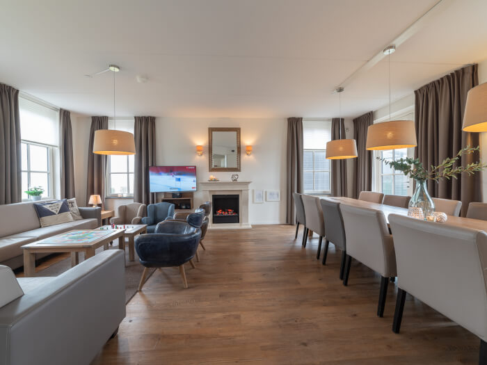 Groepsaccommodatie in Colijnsplaat (Zeeland) voor 20 personen met 10 slaapkamers en 6 badkamers.