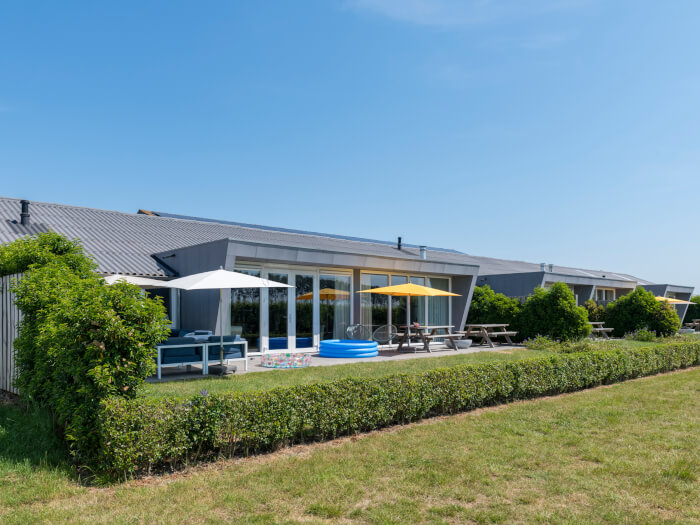 Groepsaccommodatie in Zuidzande (Zeeland) voor 16 personen met 7 slaapkamers en 5 badkamers.
