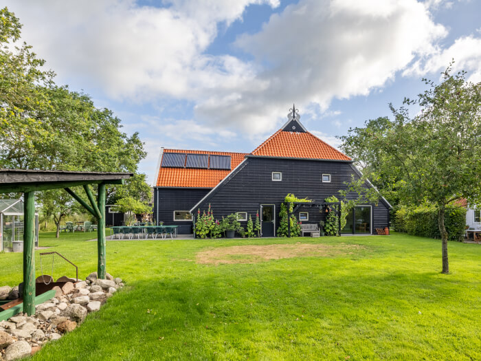 Groepsaccommodatie in Zuidvelde (Drenthe) voor 20 personen met 10 slaapkamers en 9 badkamers.