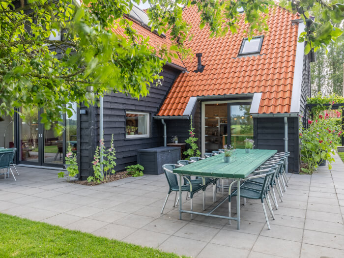 Groepsaccommodatie in Zuidvelde (Drenthe) voor 20 personen met 10 slaapkamers en 9 badkamers.