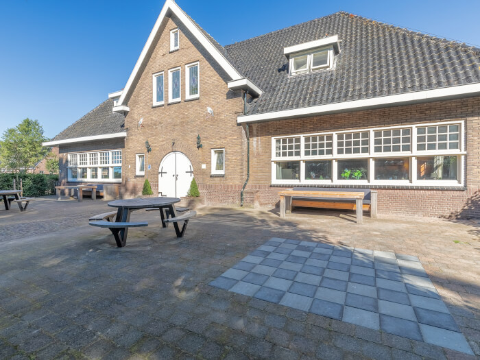 Groepsaccommodatie in Dwingeloo (Drenthe) voor 20 personen met 8 slaapkamers en 10 badkamers.