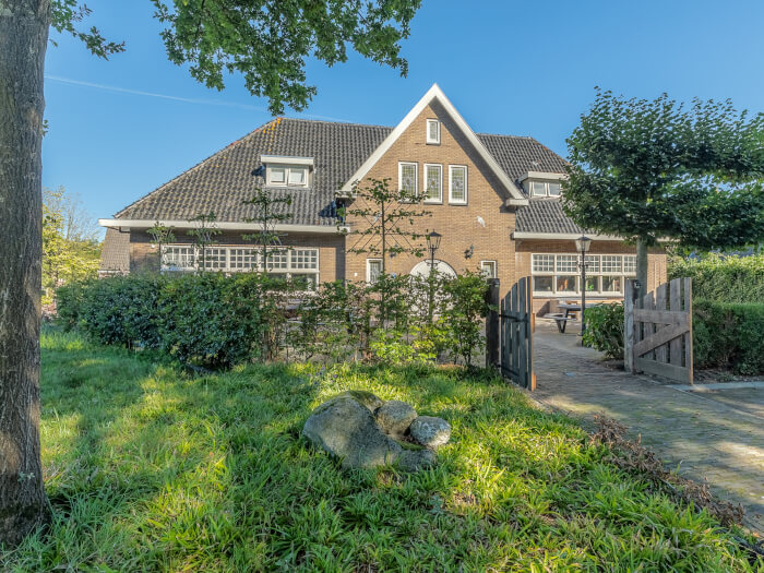 Groepsaccommodatie in Dwingeloo (Drenthe) voor 20 personen met 8 slaapkamers en 10 badkamers.