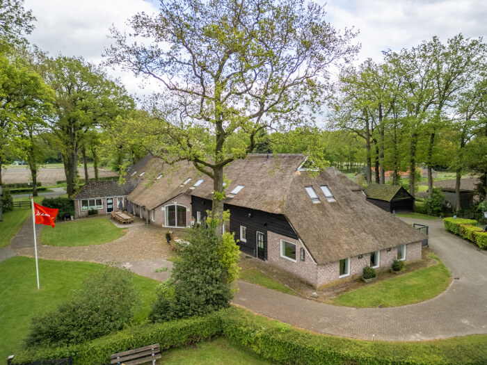 Groepsaccommodatie in Zuidwolde (Drenthe) voor 44 personen met 19 slaapkamers en 14 badkamers.