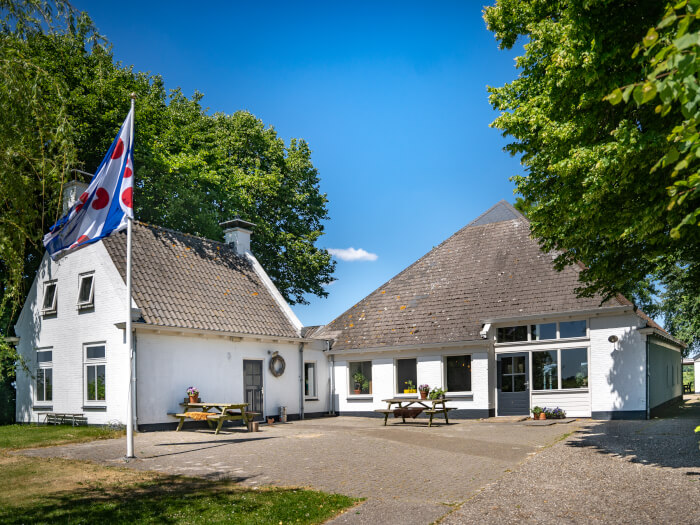 Groepsaccommodatie in Engelum (Friesland) voor 20 personen met 10 slaapkamers en 4 badkamers.