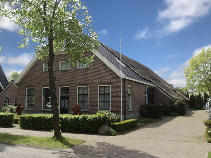 Groepsaccommodatie in Diever (Drenthe) voor 15 personen met 7 slaapkamers en 5 badkamers.