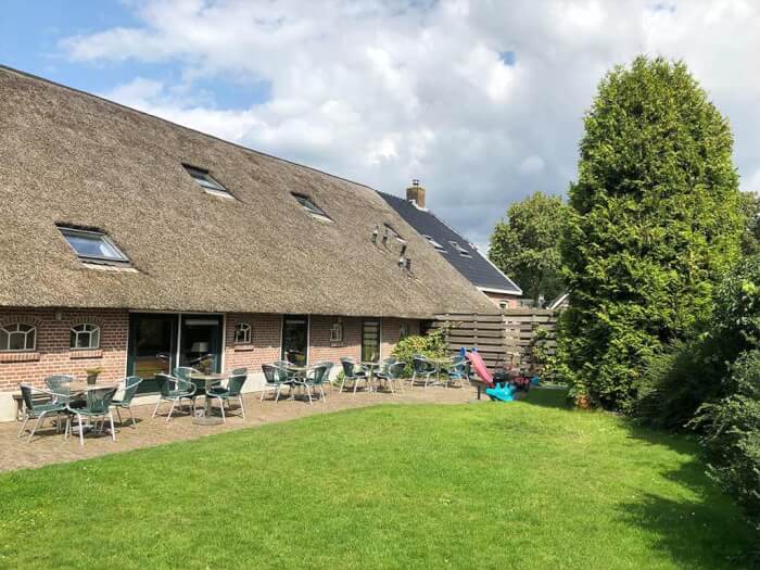 Groepsaccommodatie in Diever (Drenthe) voor 15 personen met 7 slaapkamers en 5 badkamers.