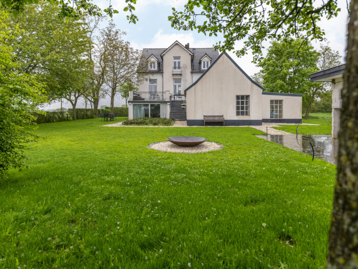 Groepsaccommodatie in Kranenburg (Gelderland) voor 18 personen met 6 slaapkamers en 5 badkamers.