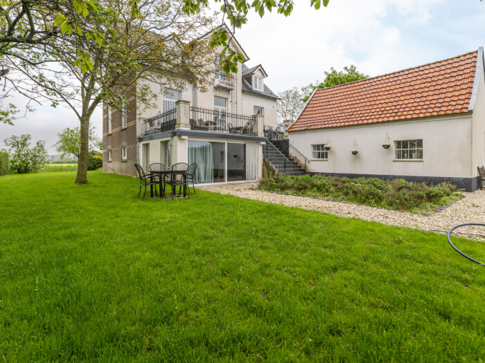 Groepsaccommodatie in Kranenburg (Gelderland) voor 18 personen met 6 slaapkamers en 5 badkamers.