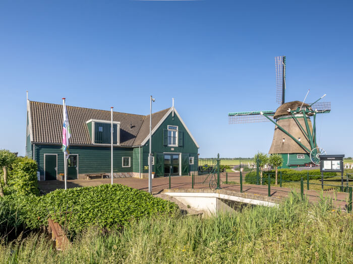 Groepsaccommodatie in Middenbeemster (Noord-Holland) voor 16 personen met 5 slaapkamers en 5 badkamers.