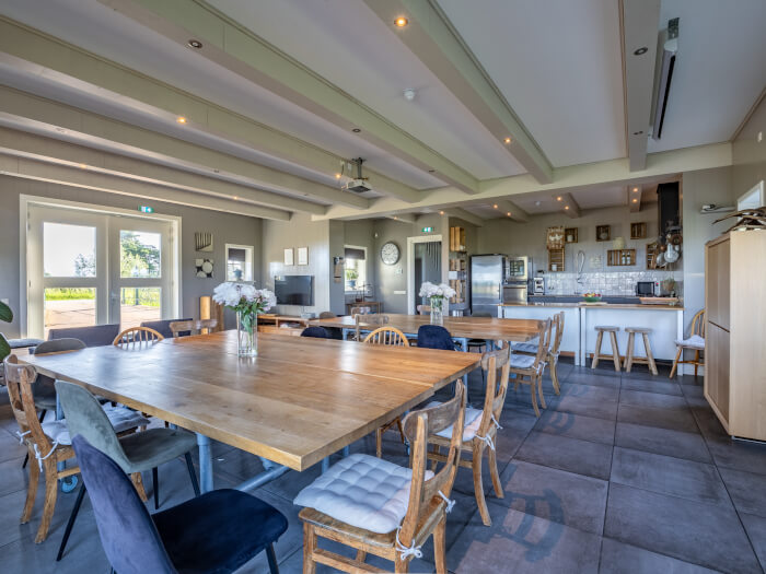 Groepsaccommodatie in Middenbeemster (Noord-Holland) voor 16 personen met 5 slaapkamers en 5 badkamers.