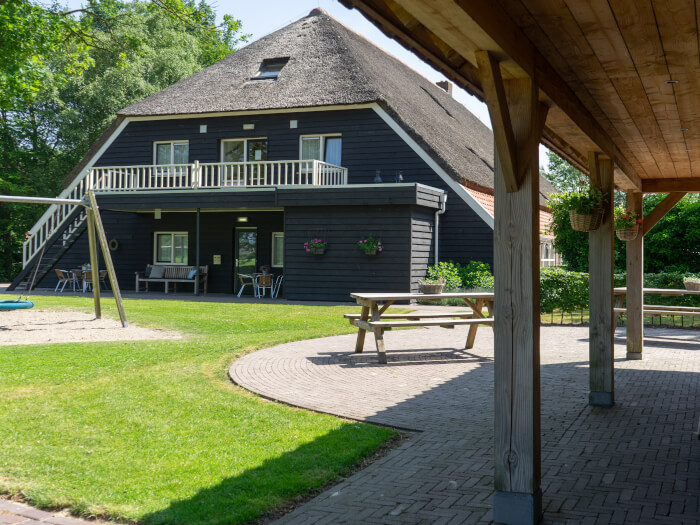 Groepsaccommodatie in Witteveen (Drenthe) voor 34 personen met 17 slaapkamers en 15 badkamers.