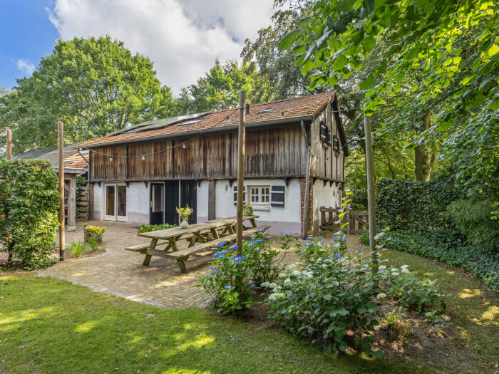 Groepsaccommodatie in Vorstenbosch (Noord-Brabant) voor 12 personen met 5 slaapkamers en 5 badkamers.