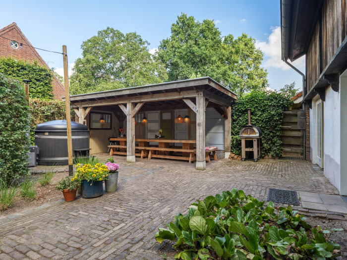 Groepsaccommodatie in Vorstenbosch (Noord-Brabant) voor 12 personen met 5 slaapkamers en 5 badkamers.