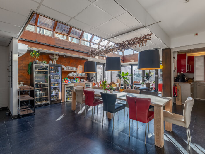 Groepsaccommodatie in Koudum (Friesland) voor 30 personen met 14 slaapkamers en 12 badkamers.