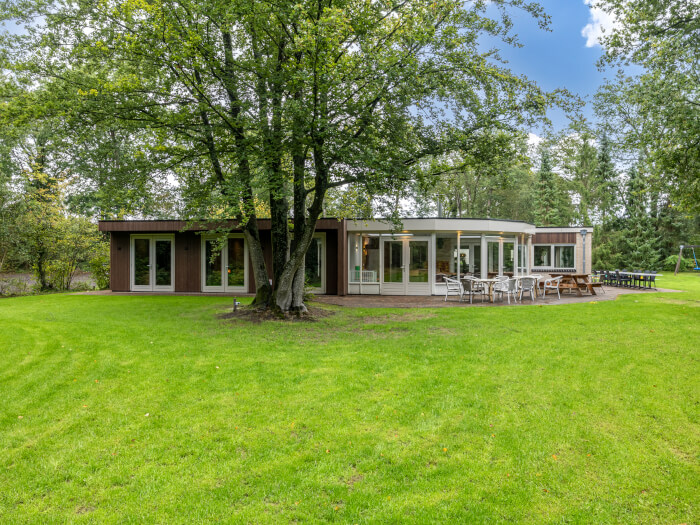 Groepsaccommodatie in De Bult (Drenthe) voor 35 personen met 10 slaapkamers en 10 badkamers.