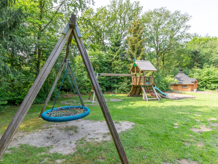 Groepsaccommodatie in De Bult (Drenthe) voor 35 personen met 10 slaapkamers en 10 badkamers.