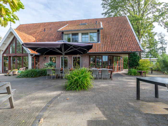 Groepsaccommodatie in Eibergen (Gelderland) voor 50 personen met 22 slaapkamers en 23 badkamers.