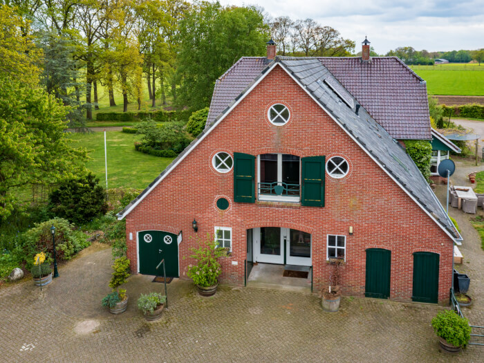 Groepsaccommodatie in Diepenheim (Overijssel) voor 12 personen met 5 slaapkamers en 5 badkamers.