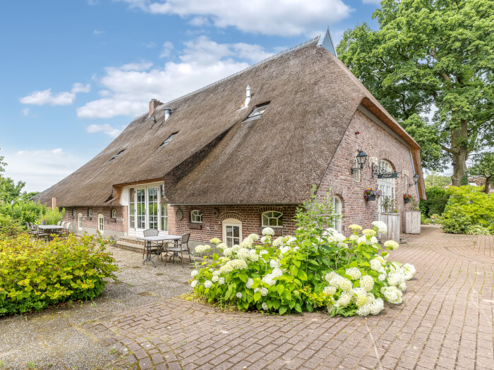 Groepsaccommodatie in Luttenberg (Overijssel) voor 30 personen met 13 slaapkamers en 6 badkamers.