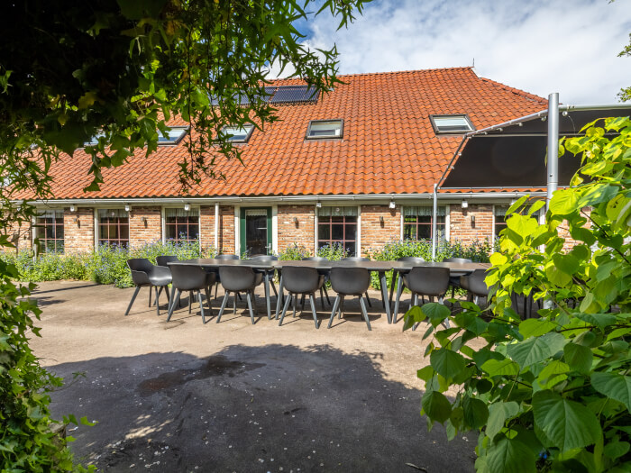 Groepsaccommodatie in Diever (Drenthe) voor 42 personen met 19 slaapkamers en 19 badkamers.