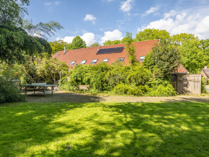 Groepsaccommodatie in Diever (Drenthe) voor 42 personen met 19 slaapkamers en 19 badkamers.
