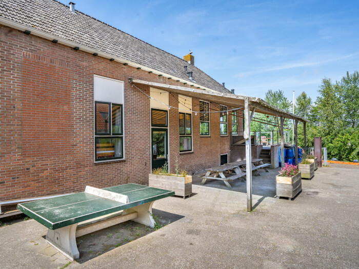 Groepsaccommodatie in Idskenhuizen (Friesland) voor 14 personen met 2 slaapkamers en 5 badkamers.