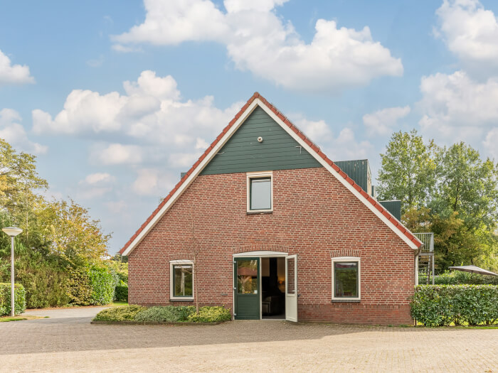 Groepsaccommodatie in Hardenberg (Overijssel) voor 20 personen met 7 slaapkamers en 5 badkamers.